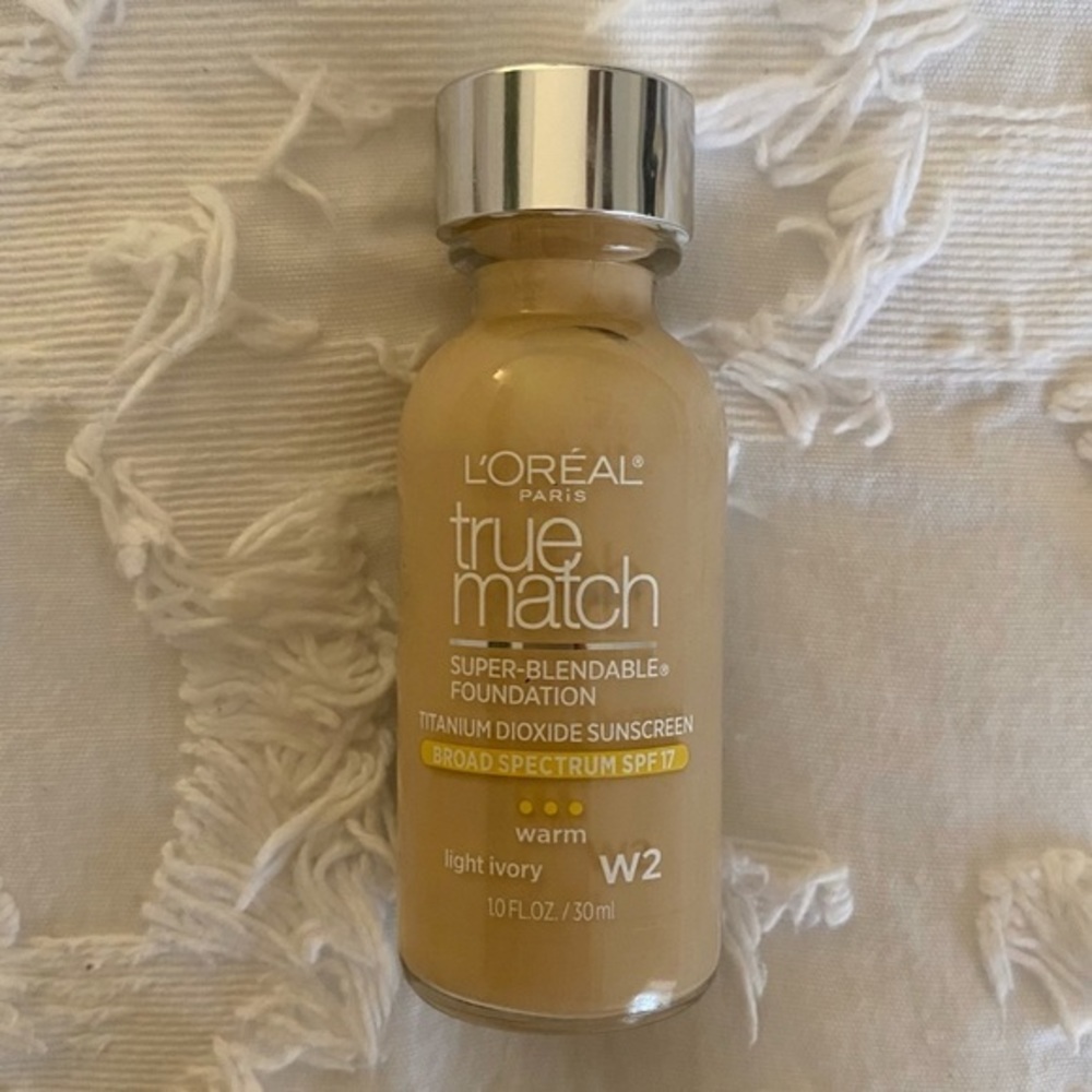 New‎ L’Oreal True Match Super-Blendable Makeup Foundation SPF 17 Light Ivory W2